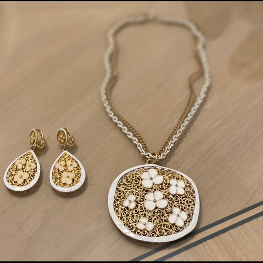 Fabulous Vintage Pendant Earring Set White/Gold